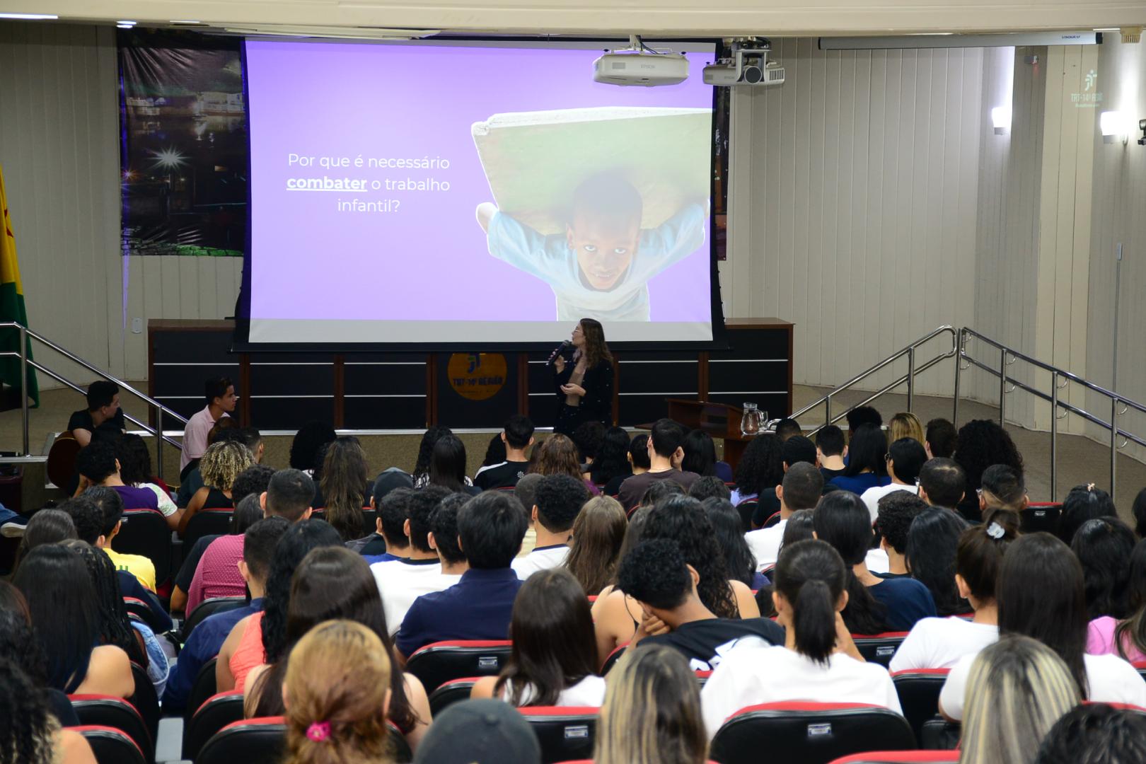 Auditório do TT-14 lotado de jovens do Instituto Chance