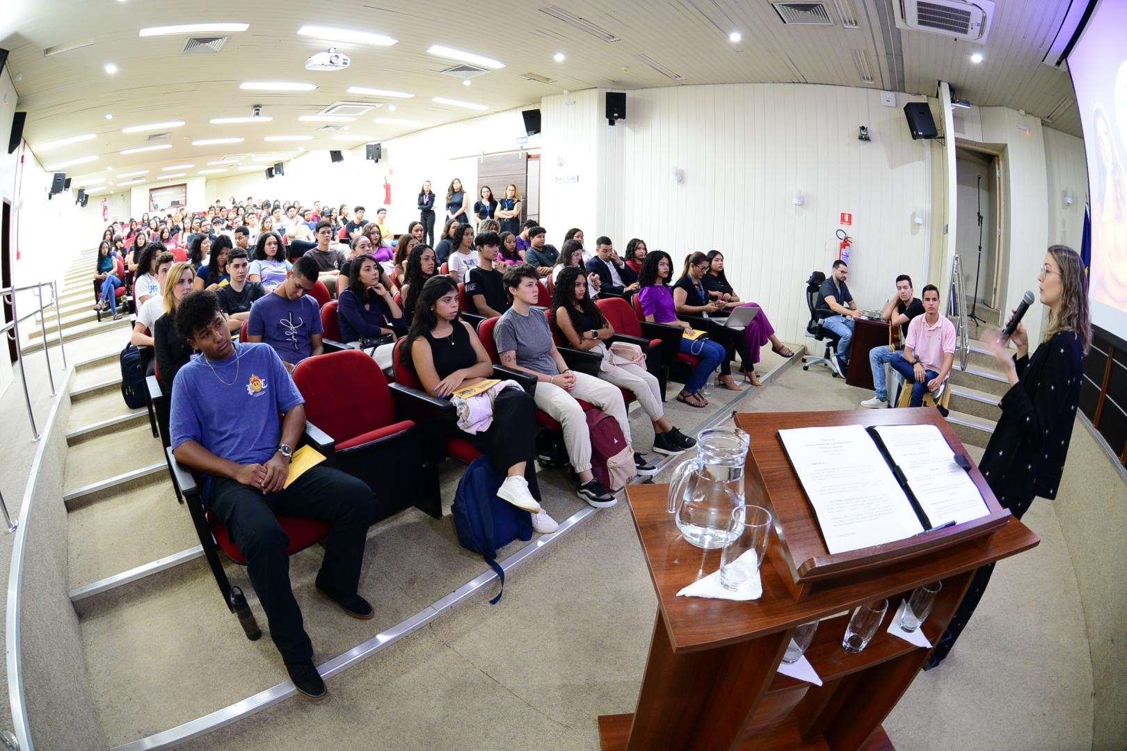 Auditório do TT-14 lotado de jovens do Instituto Chance