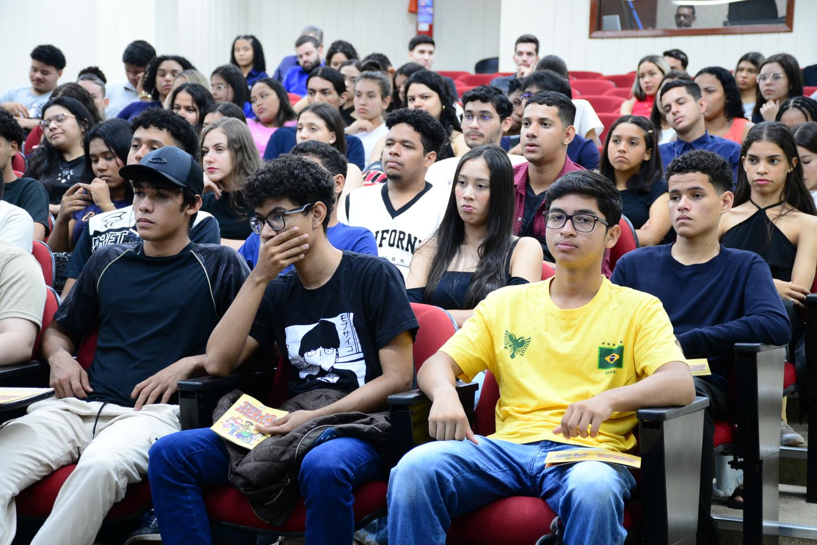 Auditório do TT-14 lotado de jovens do Instituto Chance