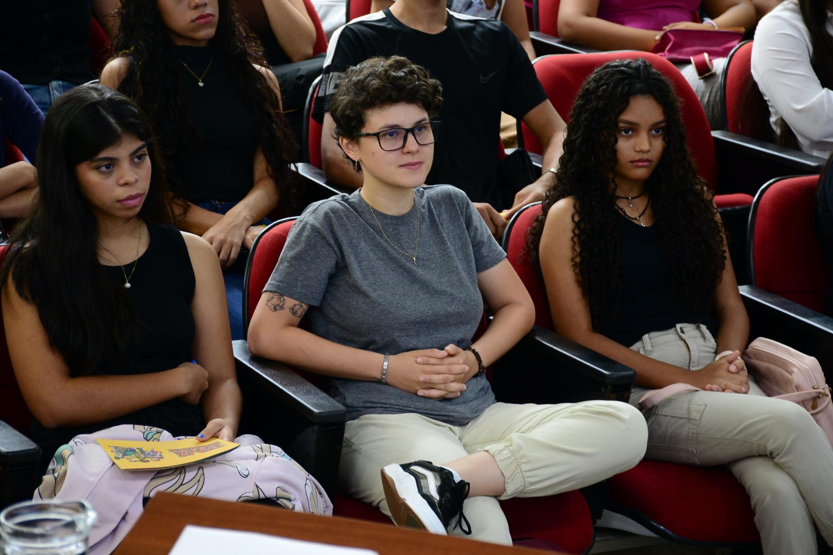 Auditório do TT-14 lotado de jovens do Instituto Chance