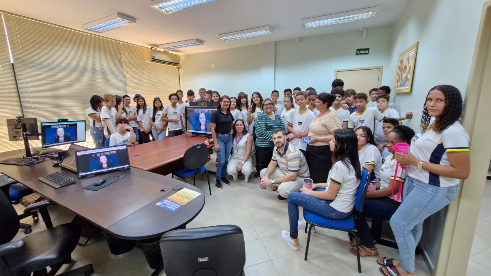 Estudantes conhecem sala de audiência da Justiça do Trabalho.