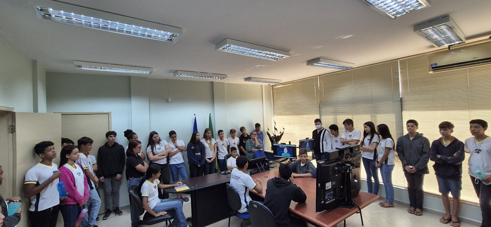 Estudantes conhecem sala de audiência da Justiça do Trabalho.