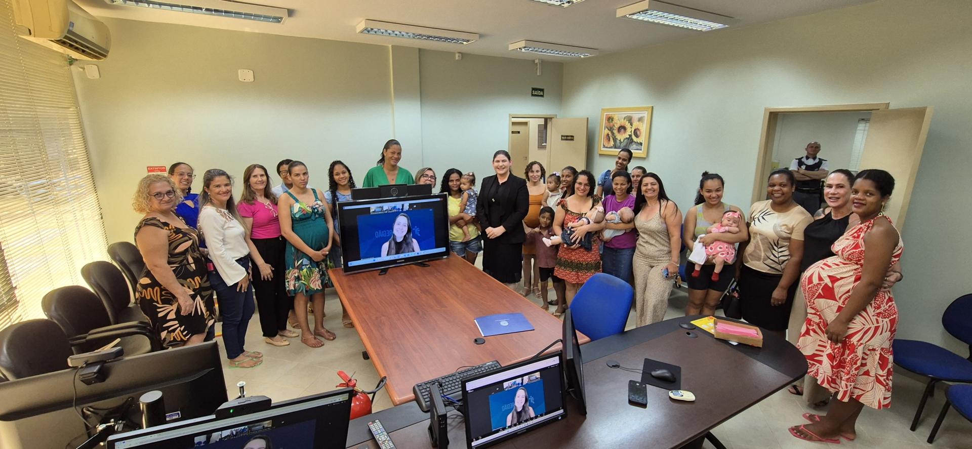 A imagem mostra mulheres dentro de uma sala de audiência da VT de São Miguel do Guaporé