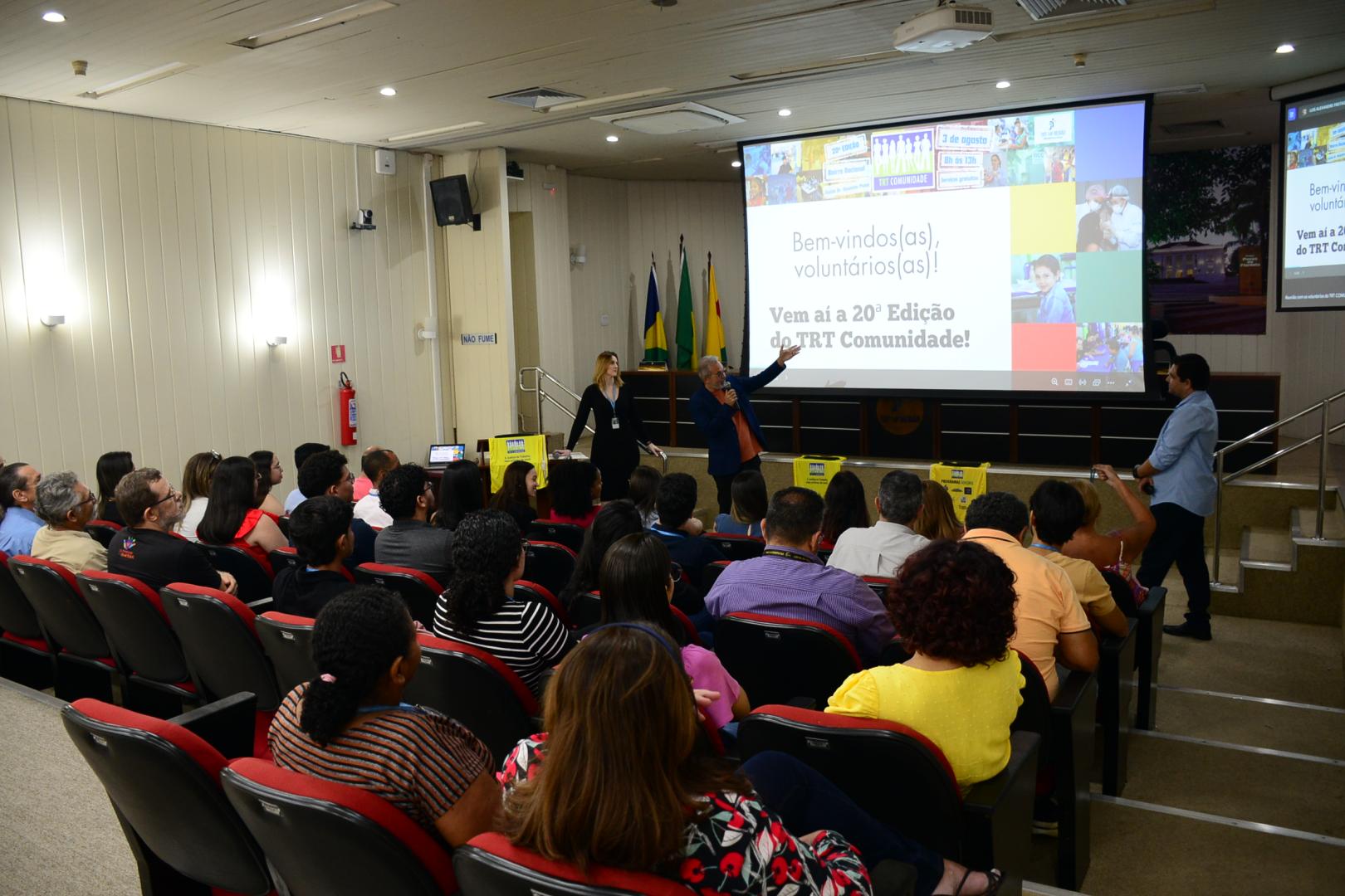 Auditório do TRT-14 com servidores (as) durante reunião sobre o TRT Comunidade