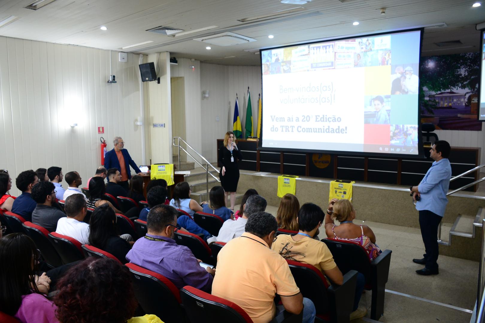 Auditório do TRT-14 com servidores (as) durante reunião sobre o TRT Comunidade