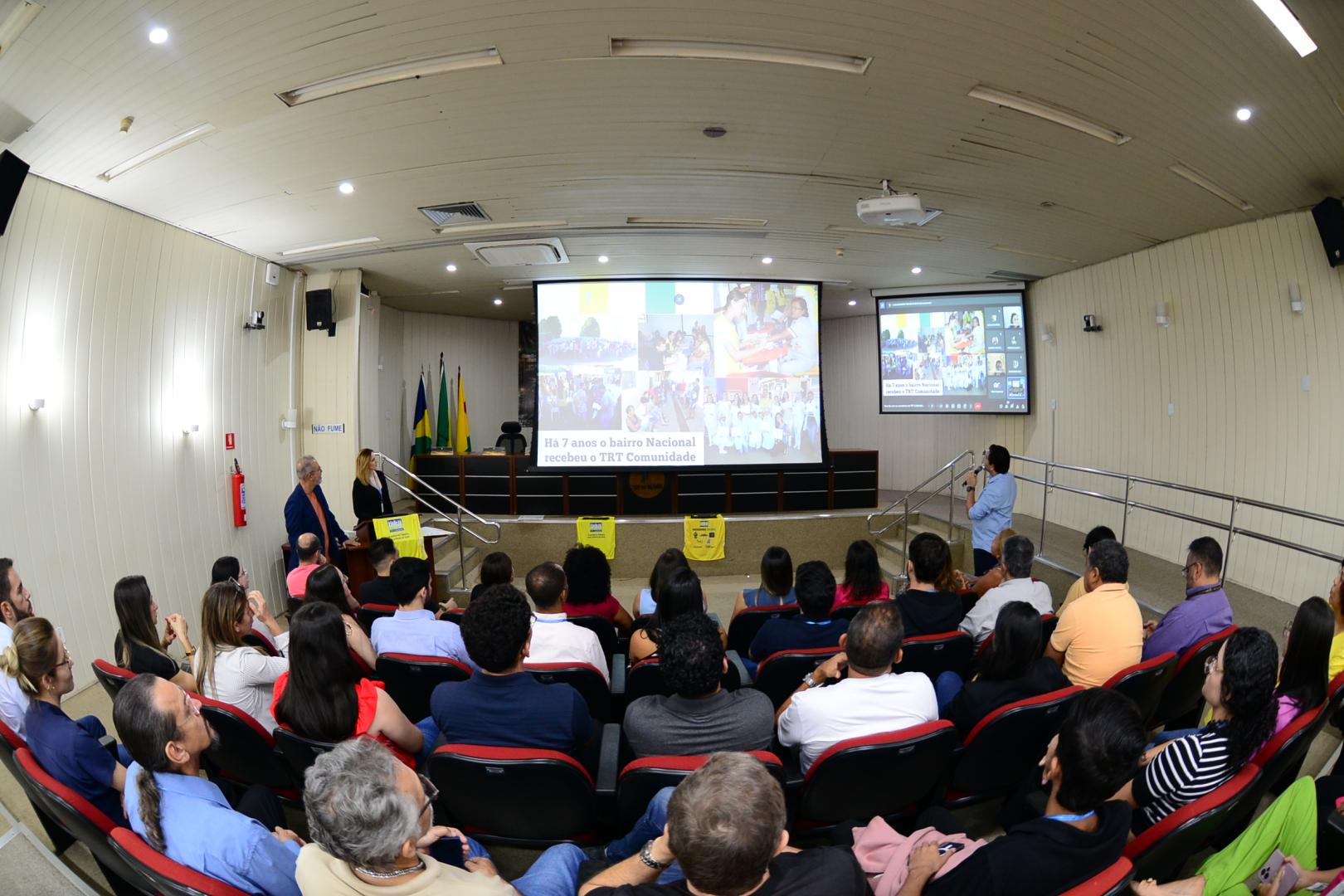 Auditório do TRT-14 com servidores (as) durante reunião sobre o TRT Comunidade