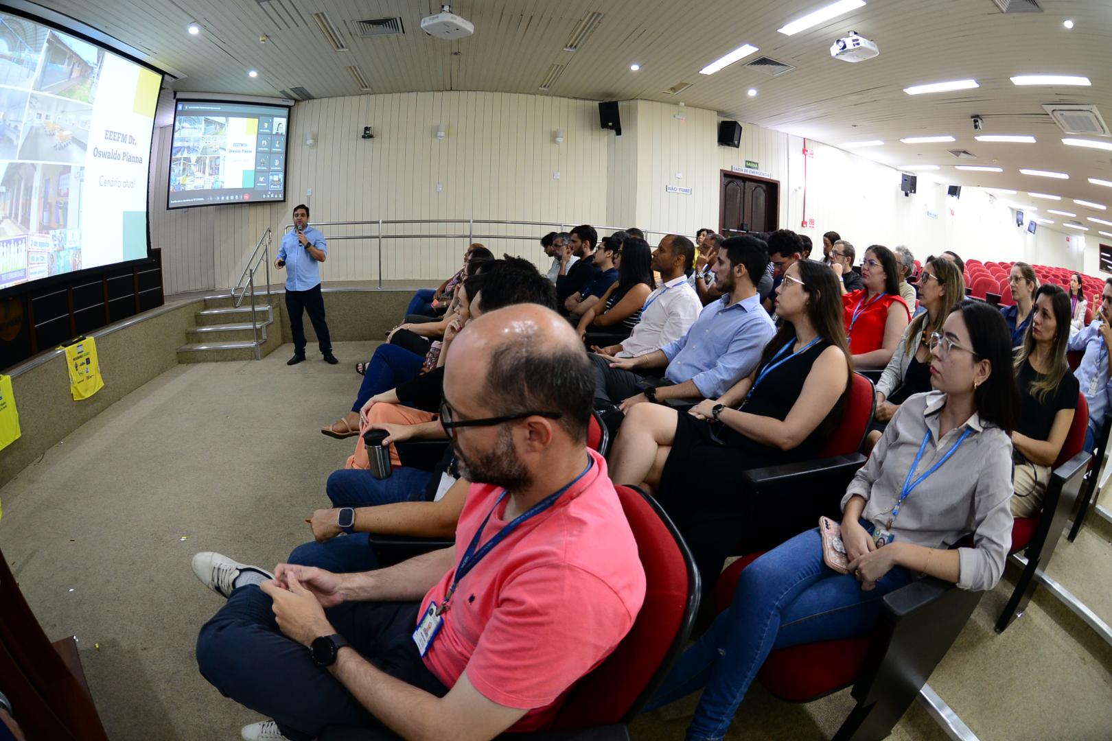 Auditório do TRT-14 com servidores (as) durante reunião sobre o TRT Comunidade