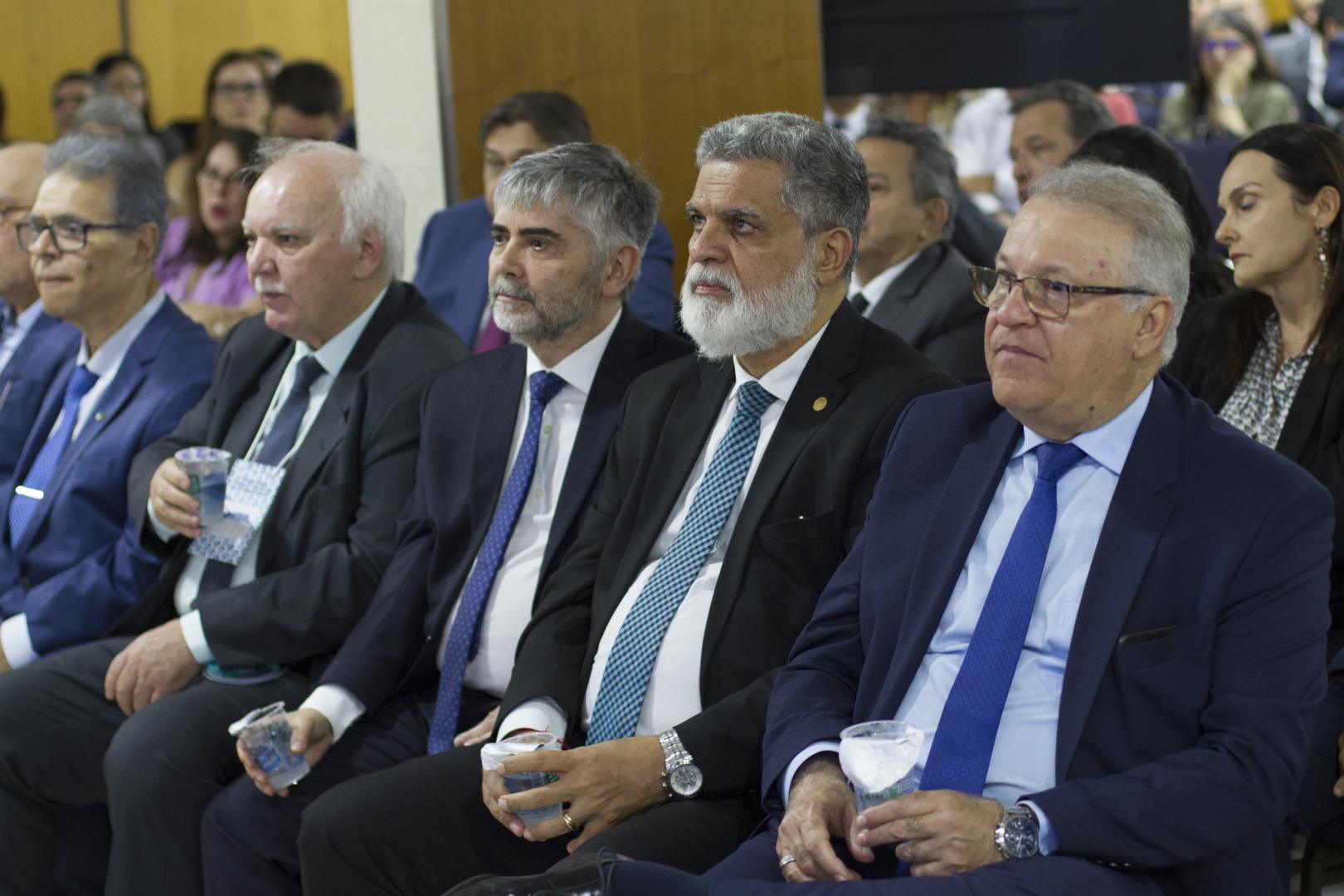 Foto do presidente do TRT-14, Osmar J. Barneze, com o ministro Lelio Bentes Corrêa e o secretário-geral do CSJT, Bráulio Gabriel Gusmão 