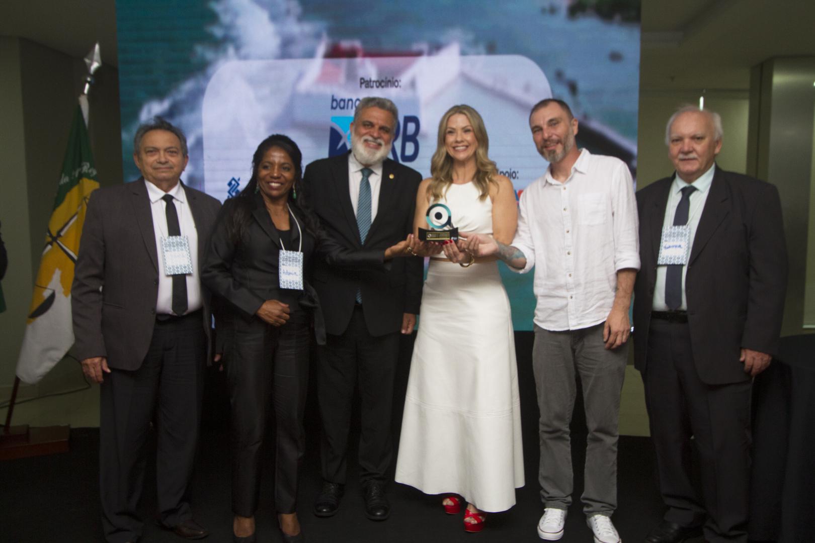 A foto mostra o presidente do TRT-14 junto com representantes de outros TRT's premiados.