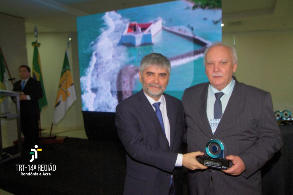 A foto mostra o  secretário-geral do CSJT, Bráulio Gabriel Gusmão entregando o prêmio ao presidente e corregedor do TRT-14, Osmar J. Barneze 