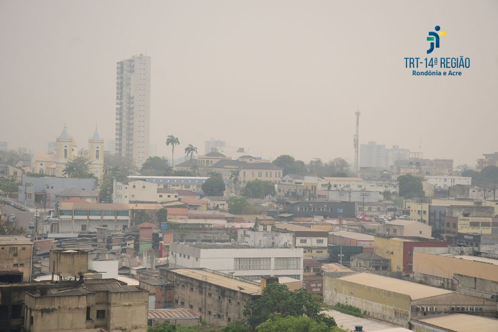 A imagem mostra a cidade de Porto Velho encoberta pela fumaça das queimadas florestais. 