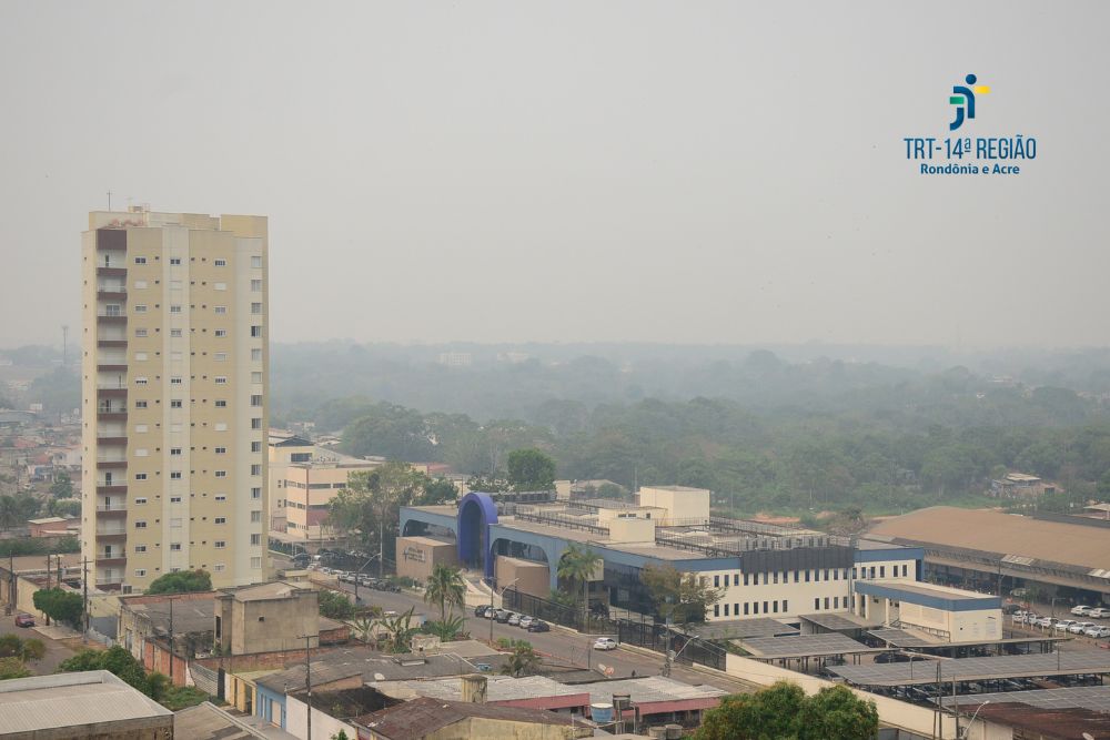 A imagem mostra a Porto Velho/RO tomada por fumaça.