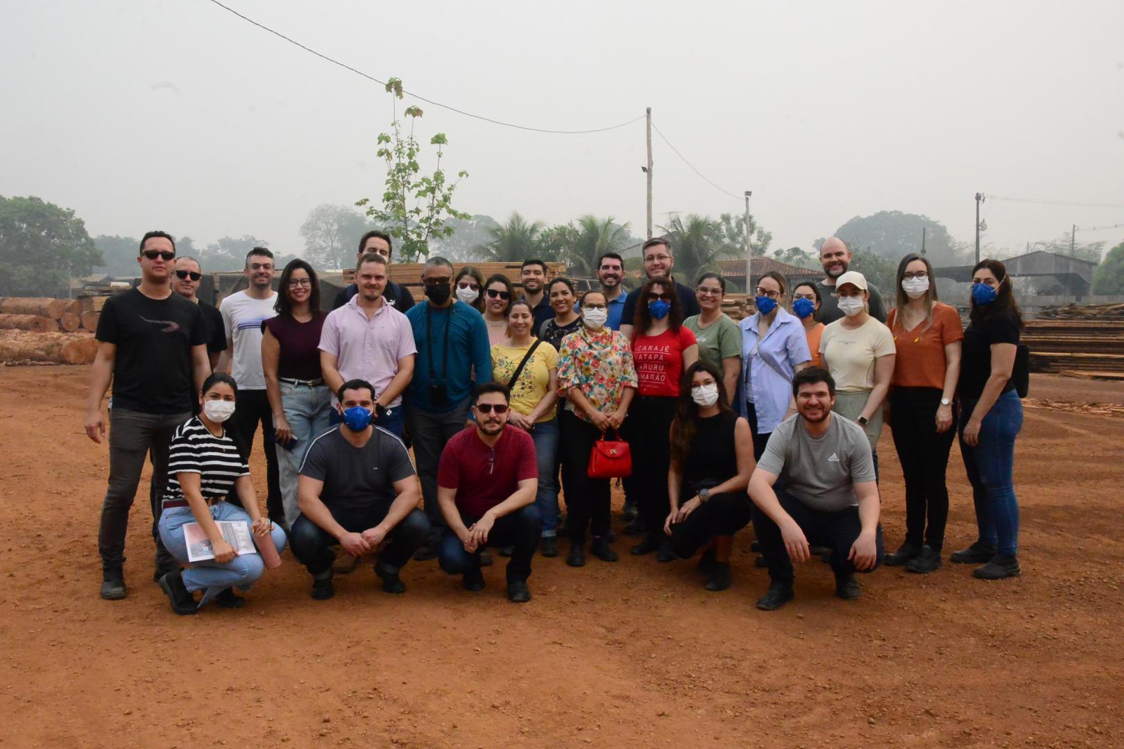 Turma de novos juízes(as) em visita a madeireira.