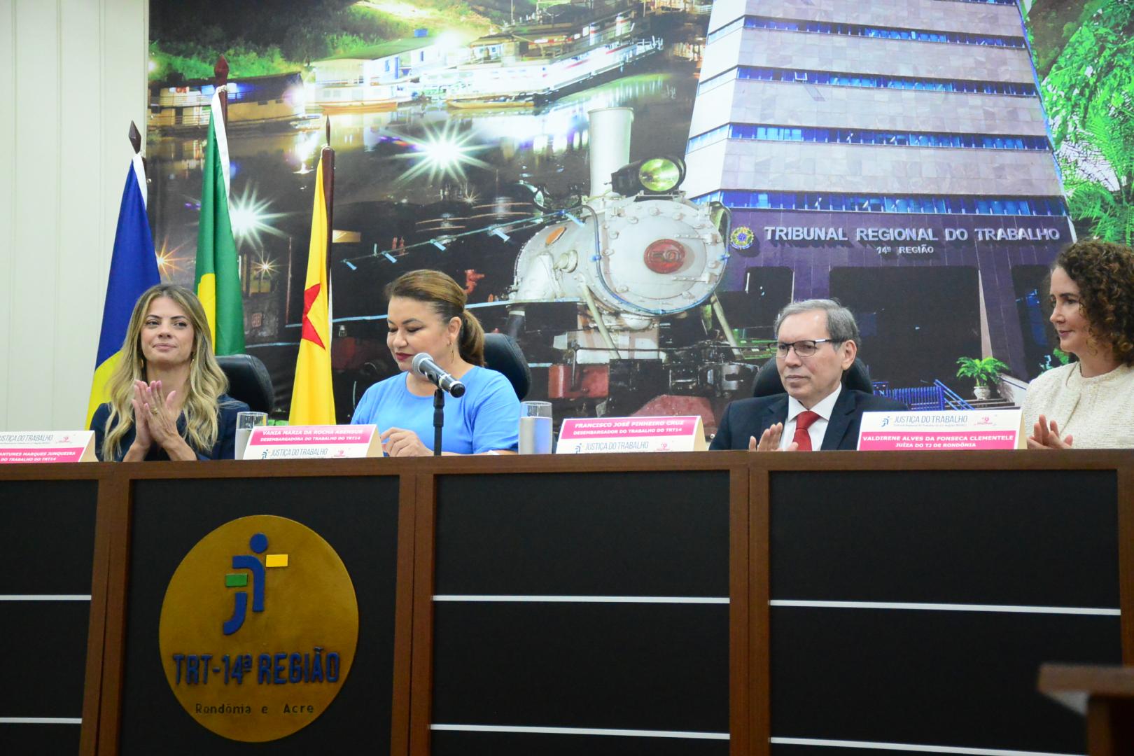 Autoridades que compuseram a mesa na inauguração da Ouvidoria da Mulher. 