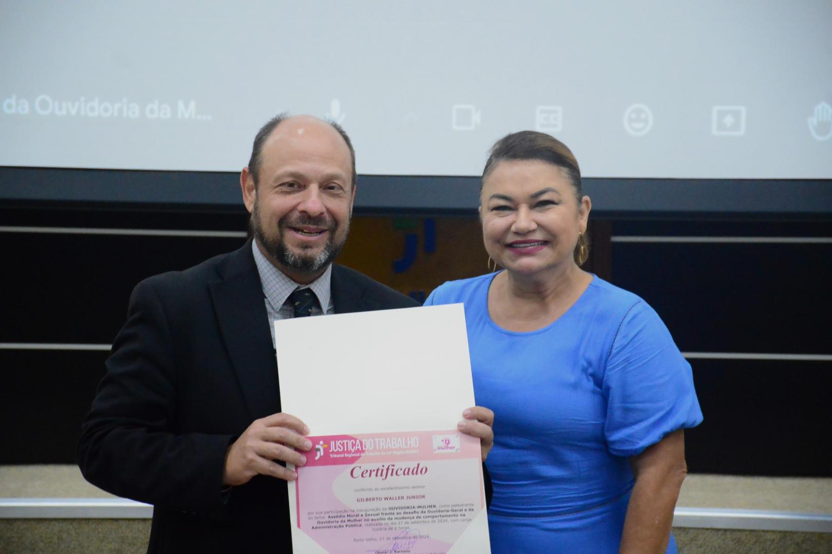 Desembargadora Vania Abensur, ouvidora-geral e ouvidora da Mulher do TRT-14 entregando o certificado ao Corregedor da Procuradoria-Geral Federal, Gilberto Waller Junior