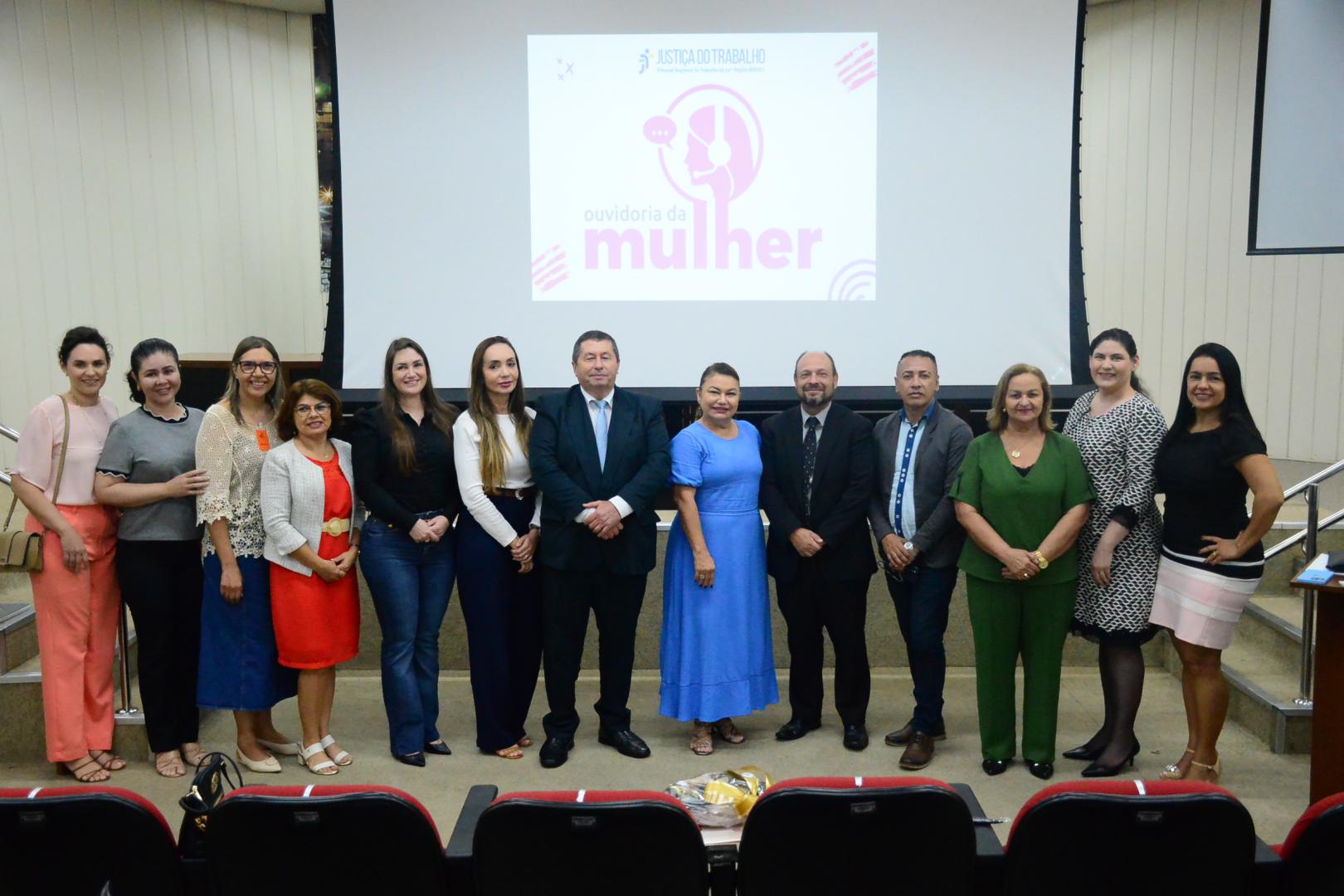 Grupo de pessoas que participaram da cerimonia de inauguração da Ouvidoria da Mulher do TRT-14.