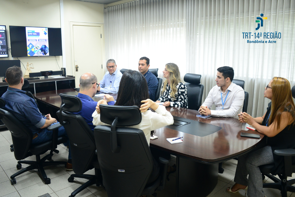 Reunião em sala da presidência com diversos servidores e magistrada Fernanda Antunes