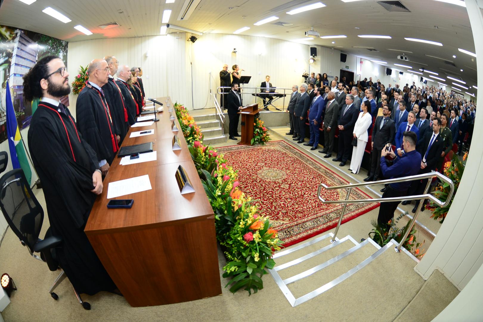 Foto do auditório lotado durante posse dos novos administradores do TRT-14 