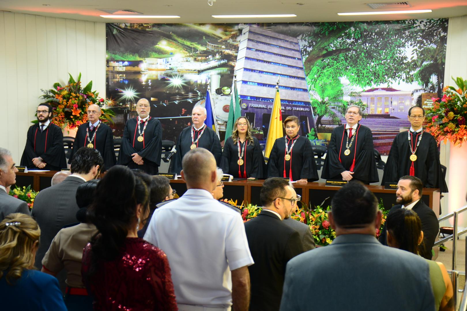 Foto do auditório lotado durante posse dos novos administradores do TRT-14 