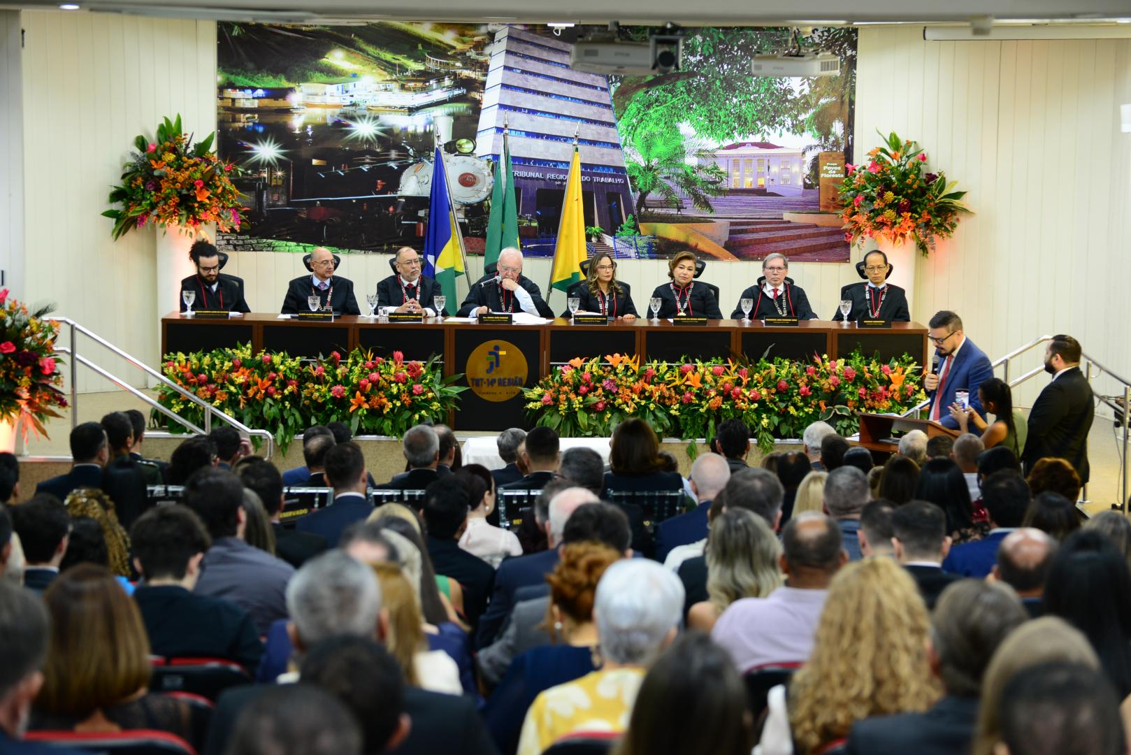 Foto do auditório lotado durante posse dos novos administradores do TRT-14 