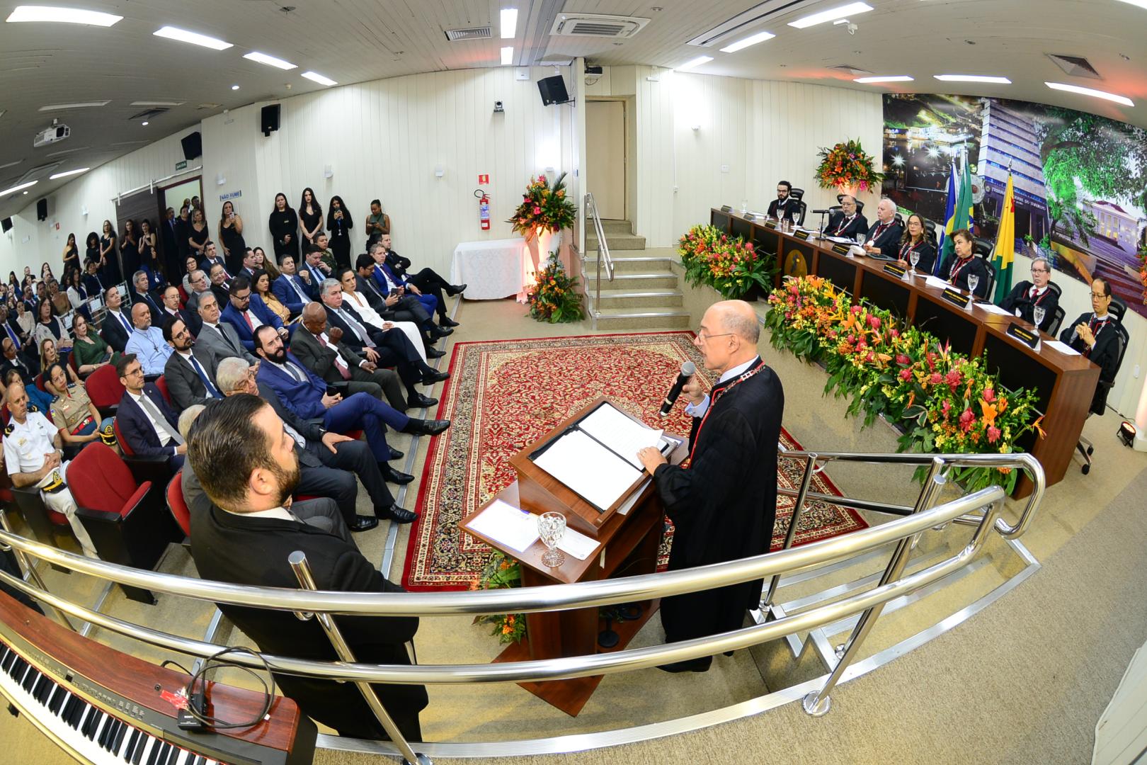 Foto do auditório lotado durante posse dos novos administradores do TRT-14 