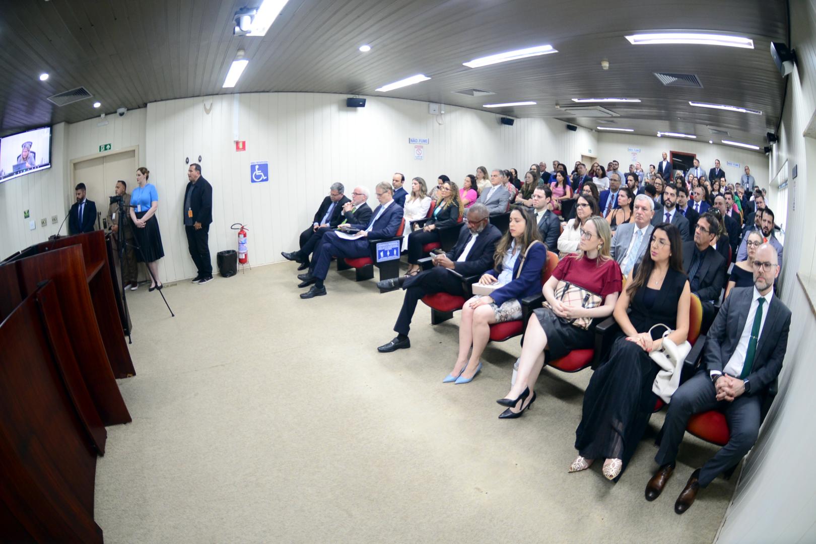 Imagem mostra público acompanhando em sessão no plenário.