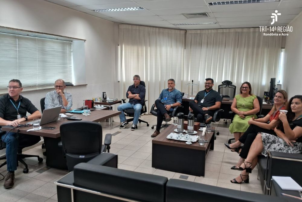 Equipe reunida em escuta ativa