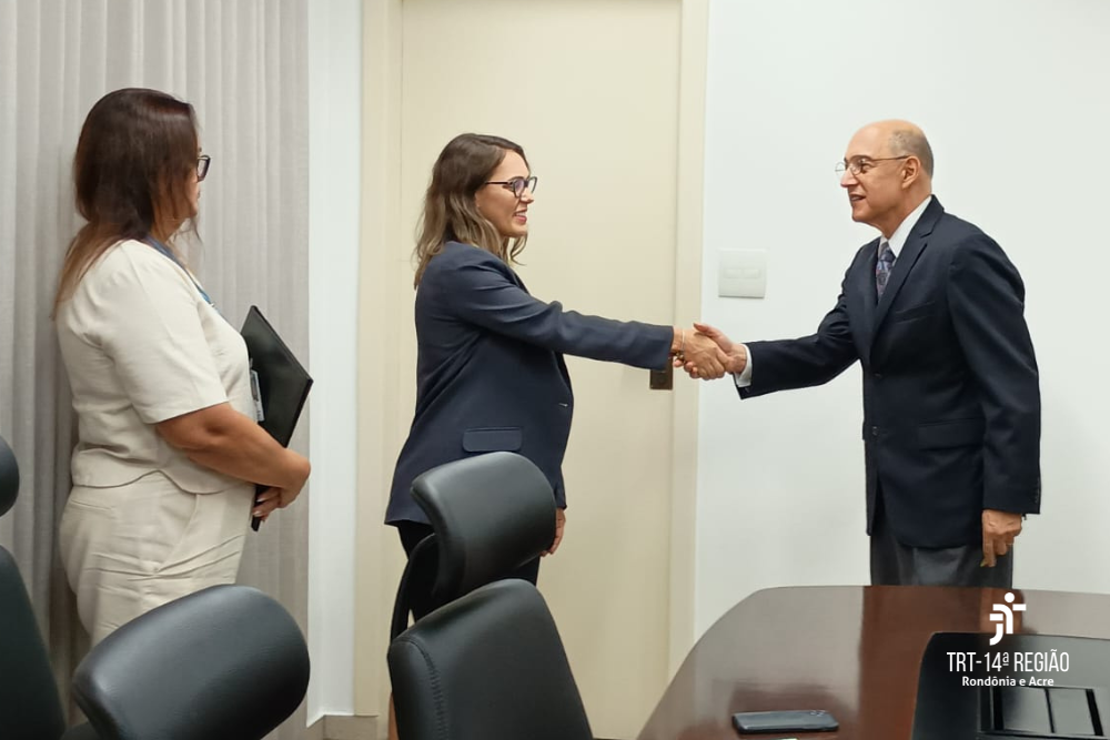 Servidora Veridiana cumprimenta Presidente em assinatura do  termo de posse