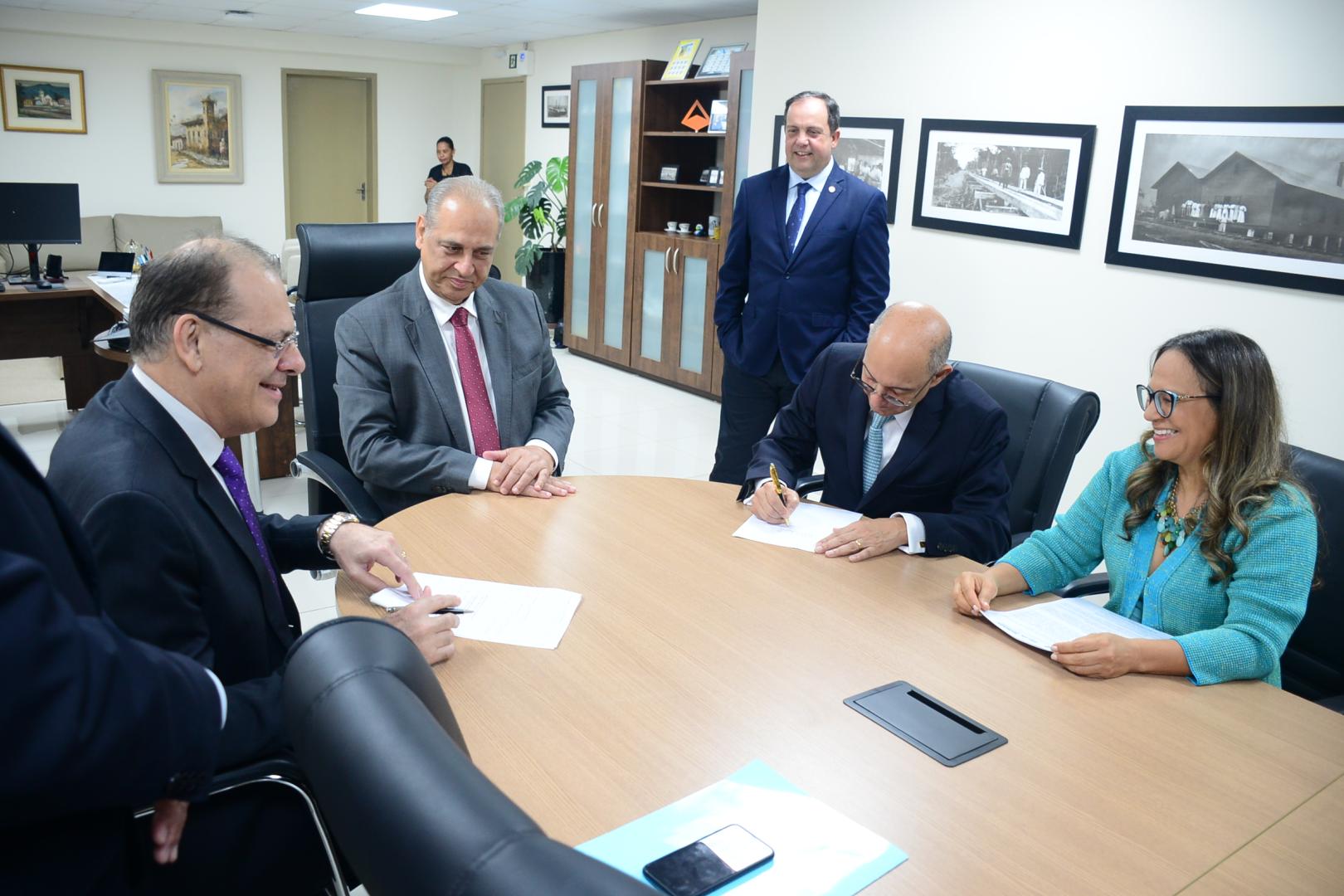 Presidente Ilson Alves Pequeno Junior assinando convênio de cooperação