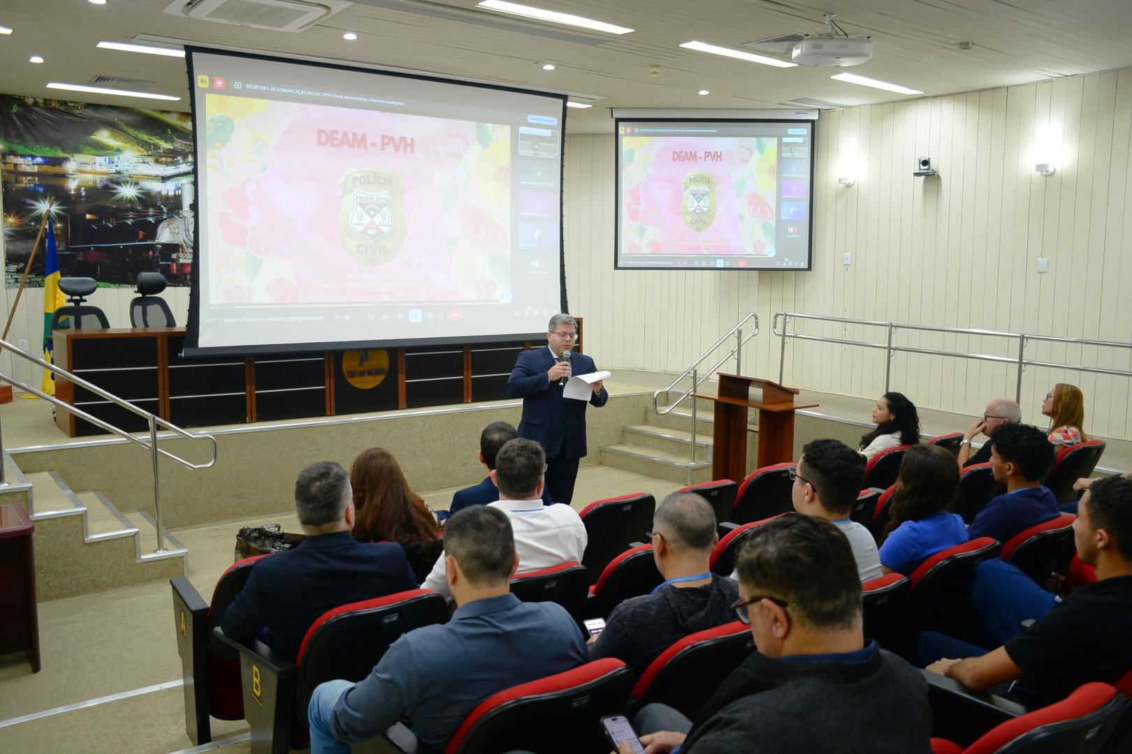 Pessoas no auditório do TRT-14 durante palestra 