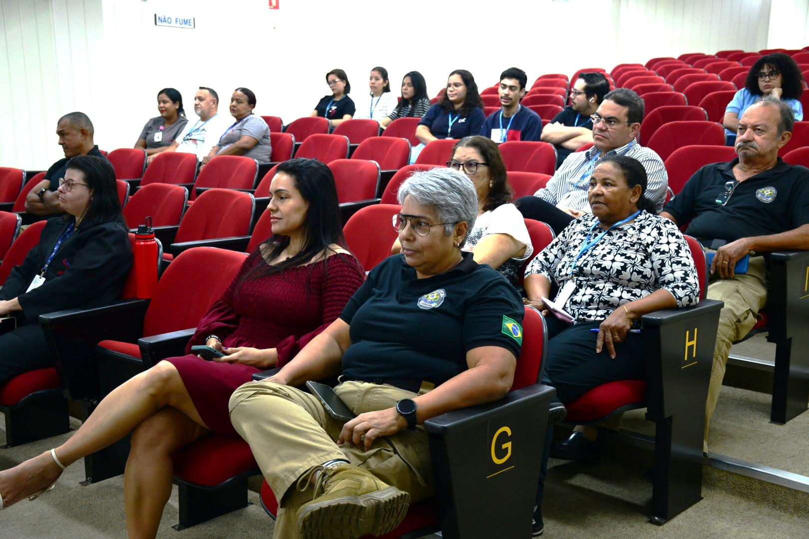 Pessoas no auditório do TRT-14 durante palestra 