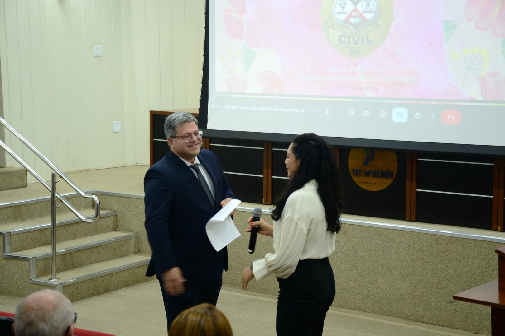 Mediador e palestrante durante apresentação 