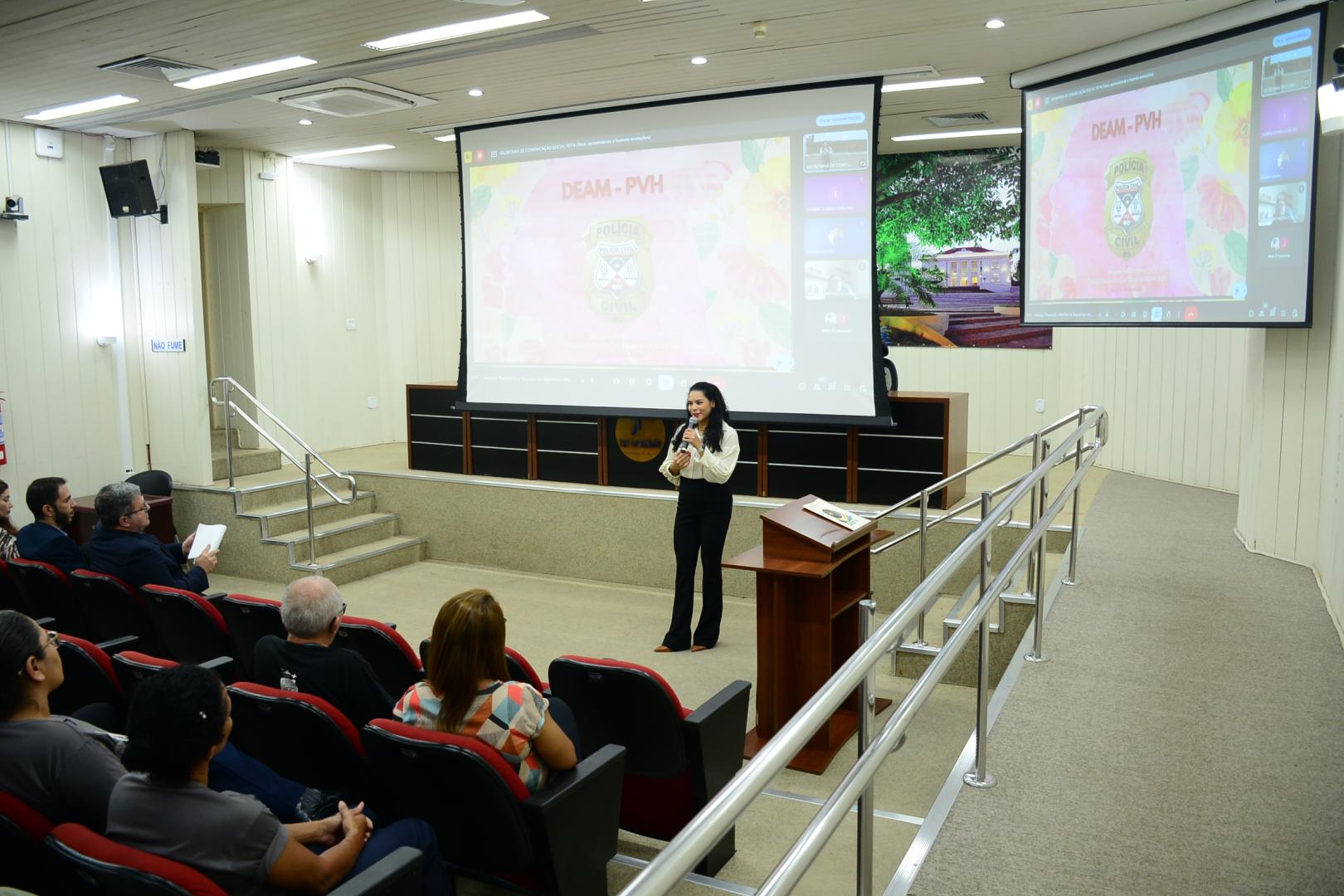 Pessoas no auditório do TRT-14 durante palestra 