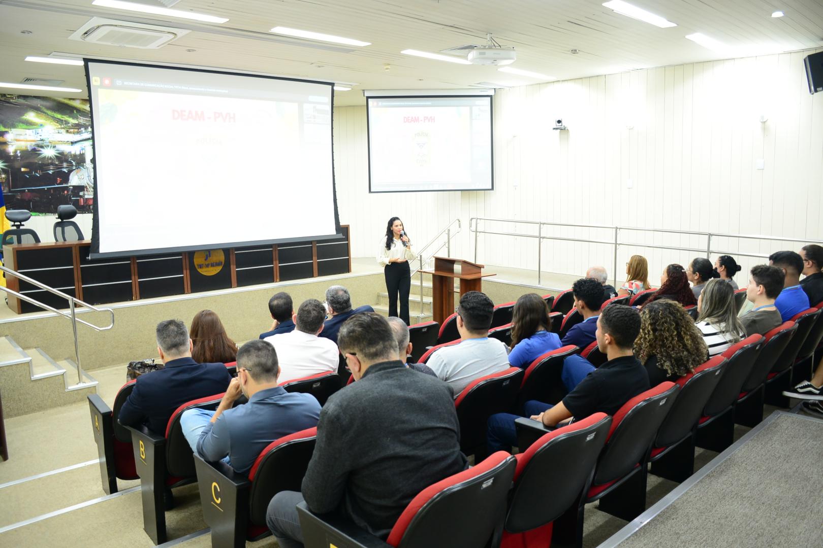 Pessoas no auditório do TRT-14 durante palestra 