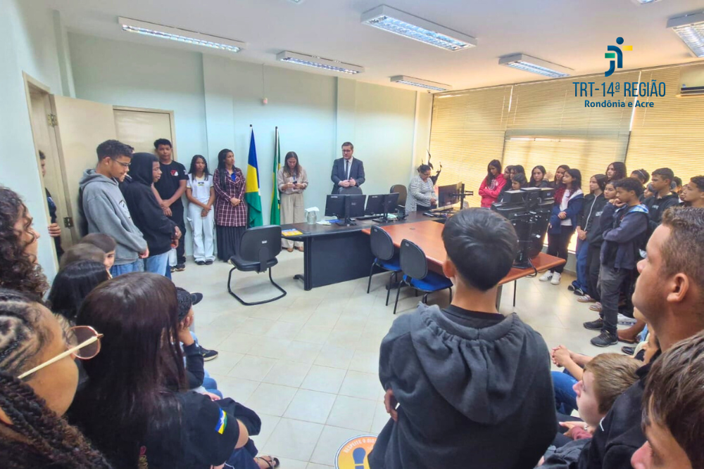 Justiça do Trabalho de Portas Abertas: VT de São Miguel do Guaporé recebe estudantes