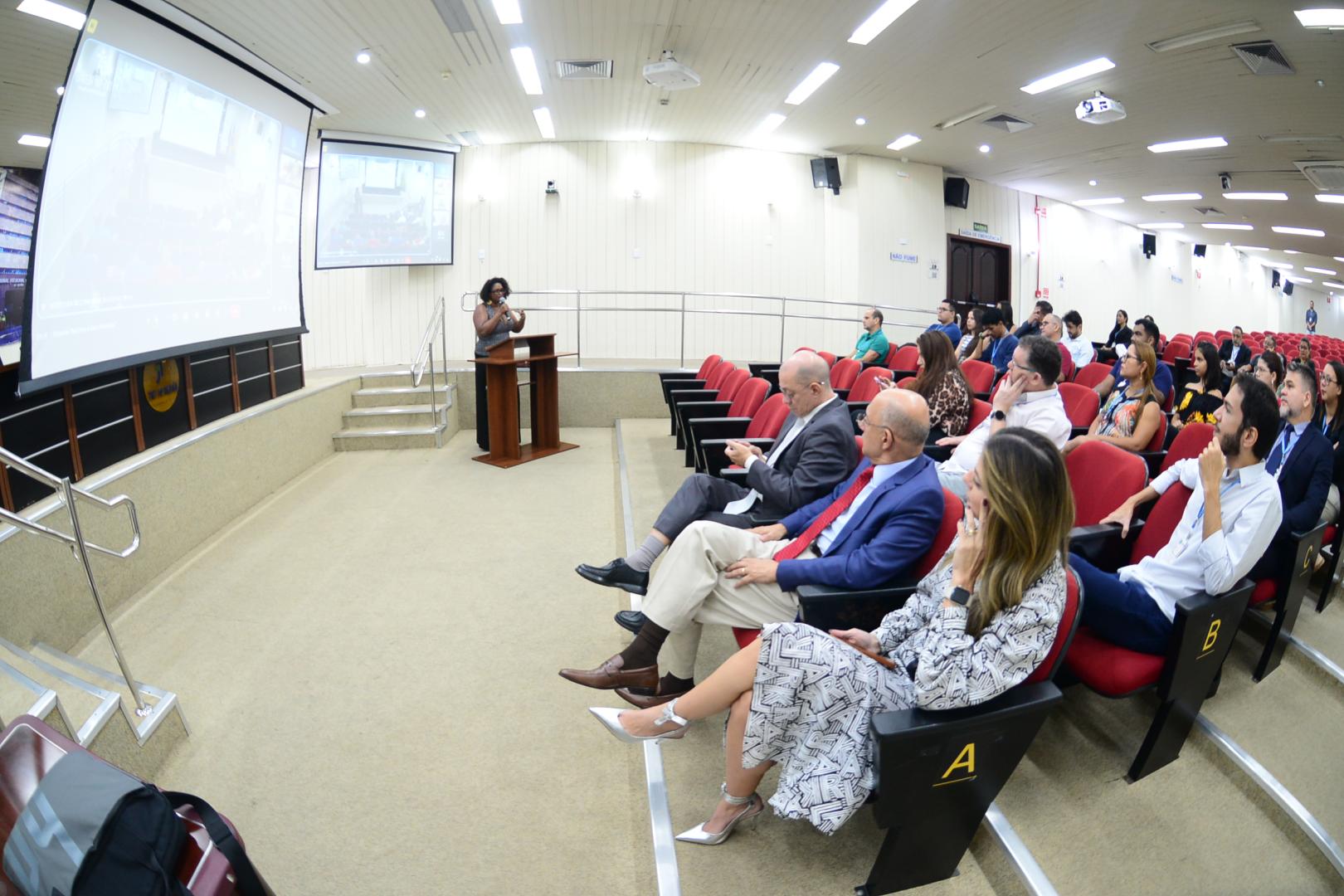 Servidores e magistrados no auditório do TRT-14 