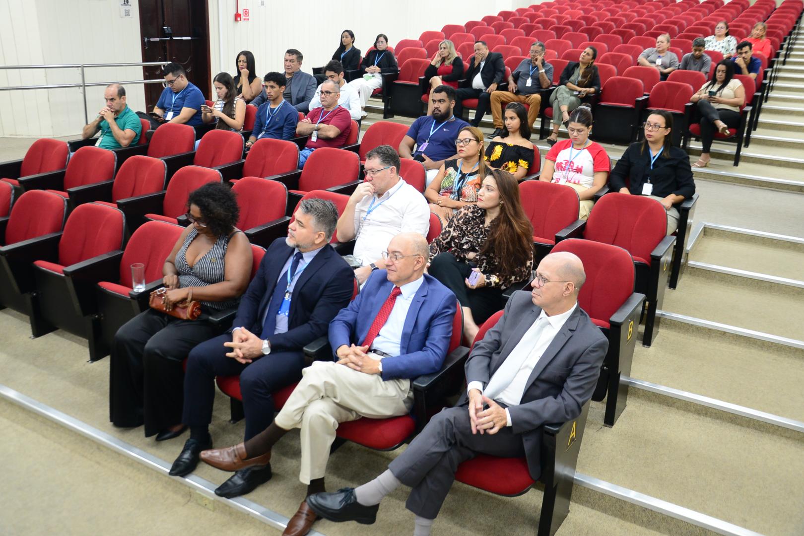 Servidores e magistrados no auditório do TRT-14 