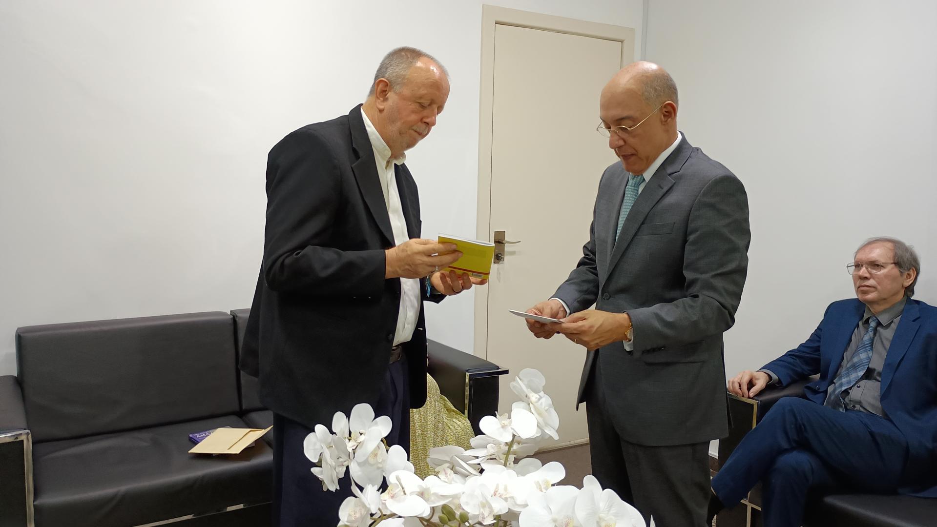 Dom Roque entrega convite ao presidente do TRT-14
