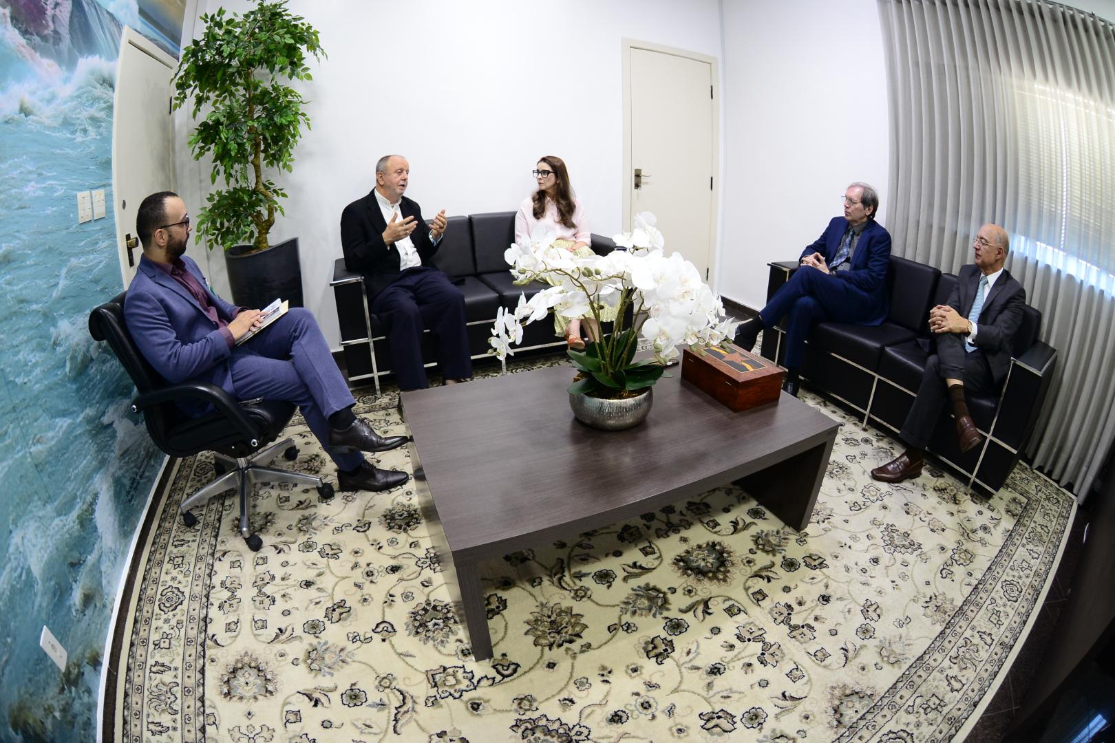 Dom Roque entrega convite ao presidente do TRT-14