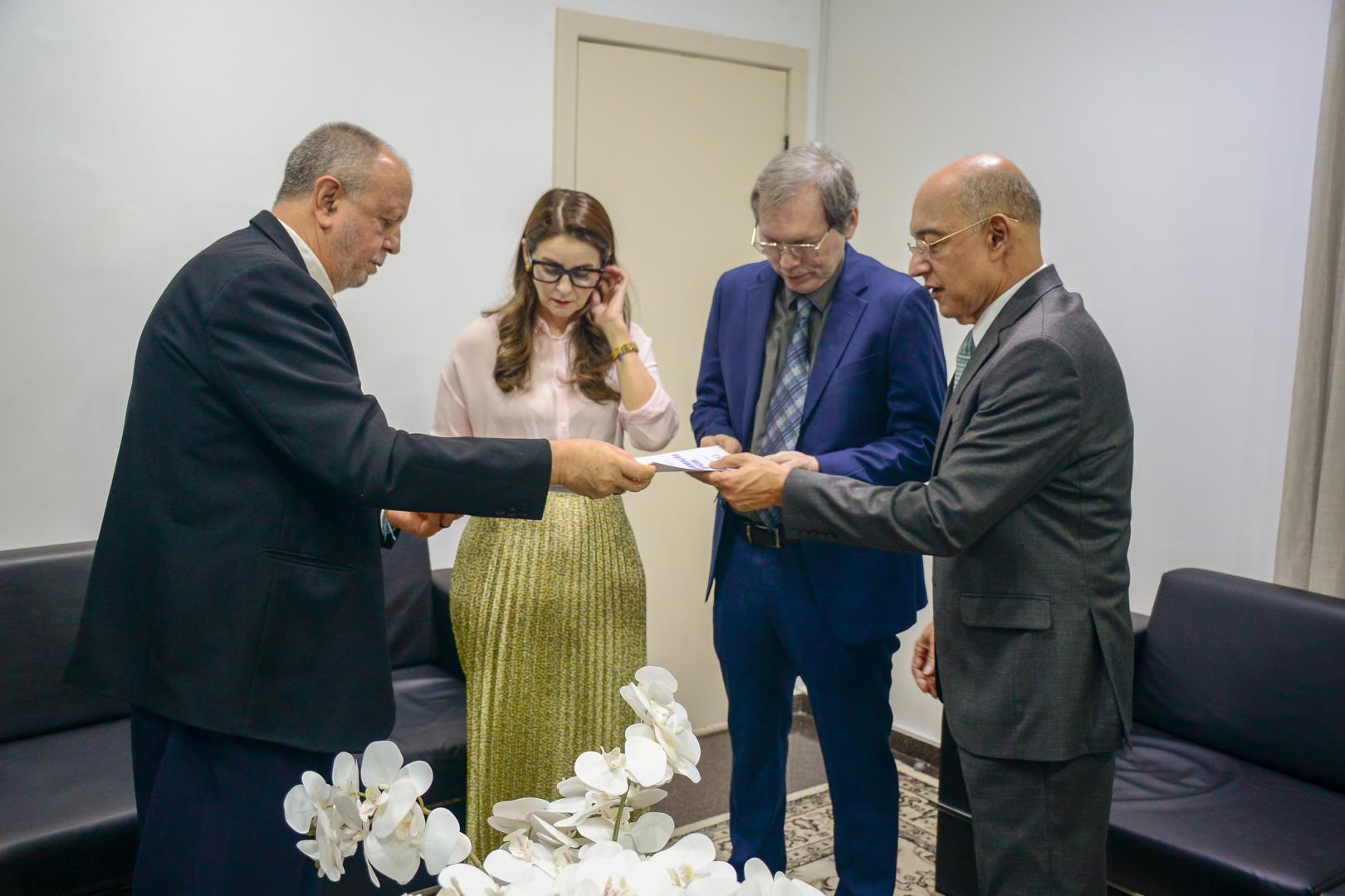 Dom Roque entrega convite ao presidente do TRT-14