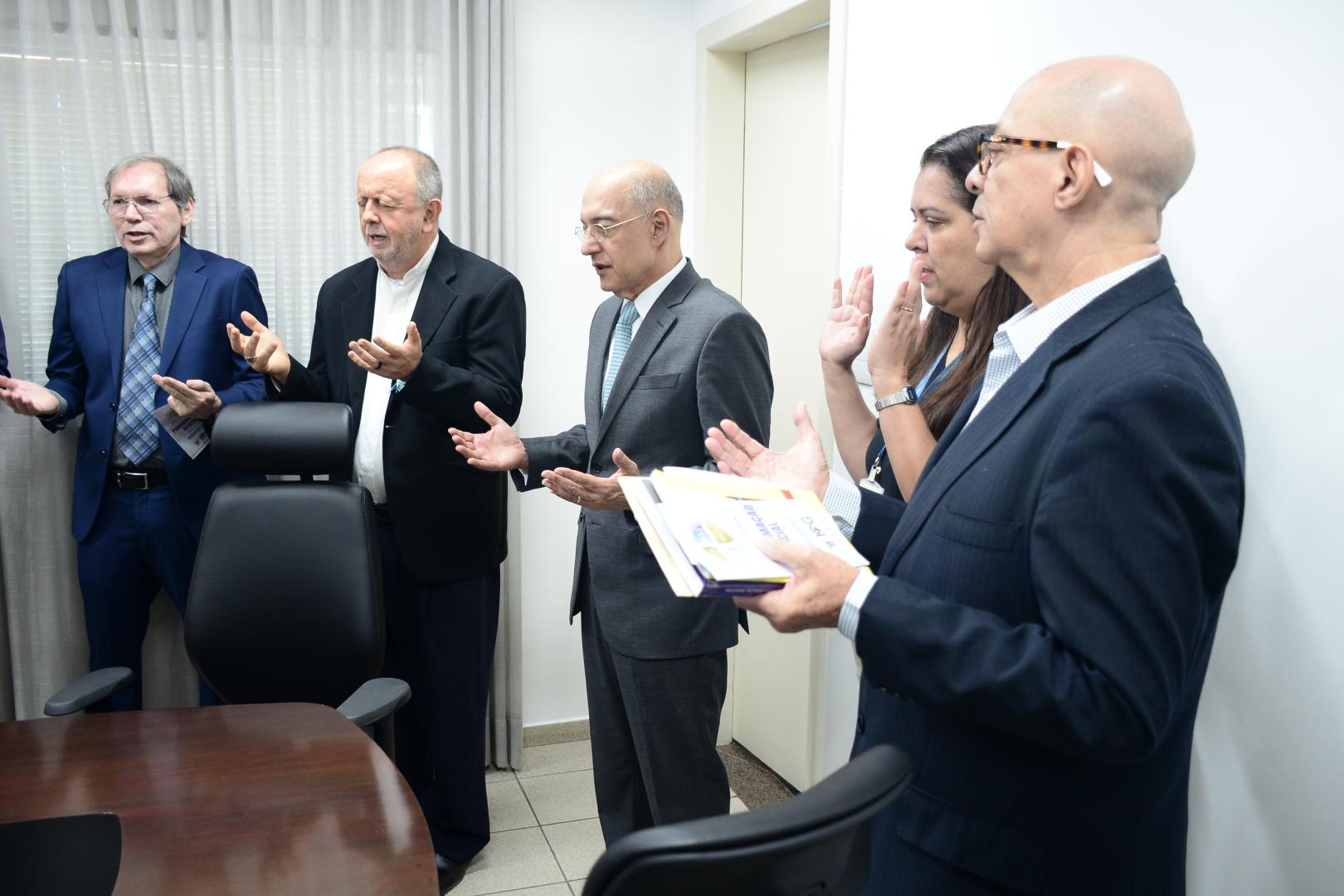 Dom Roque entrega convite ao presidente do TRT-14