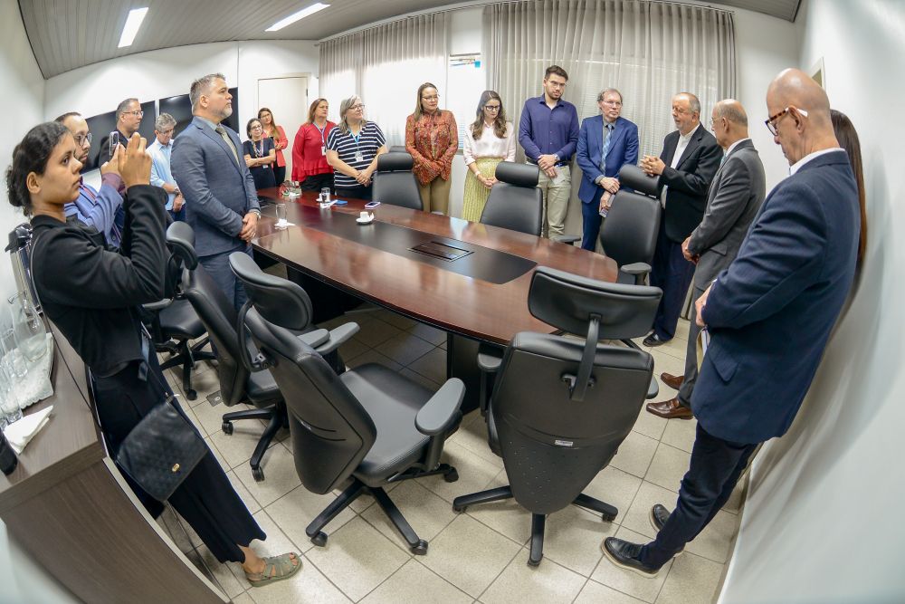 Dom Roque em momento de oração com gestores do TRT-14 