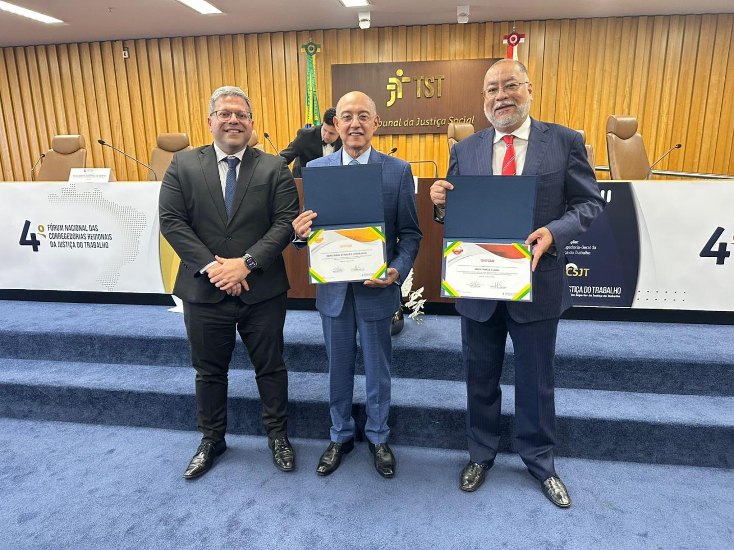 Representantes do TRT-14 recebendo certificado do Corregedor geral do TST