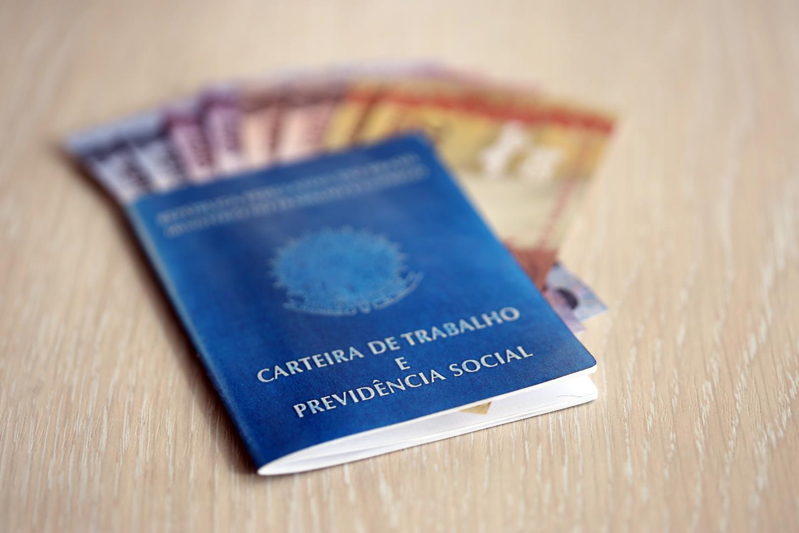 carteira de trabalho e dinheiro