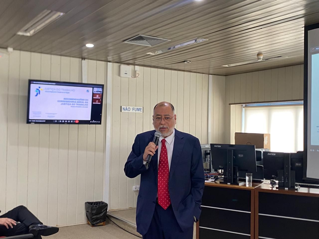 vice-presidente e corregedor, desembargador Carlos Augusto Gomes Lôbo