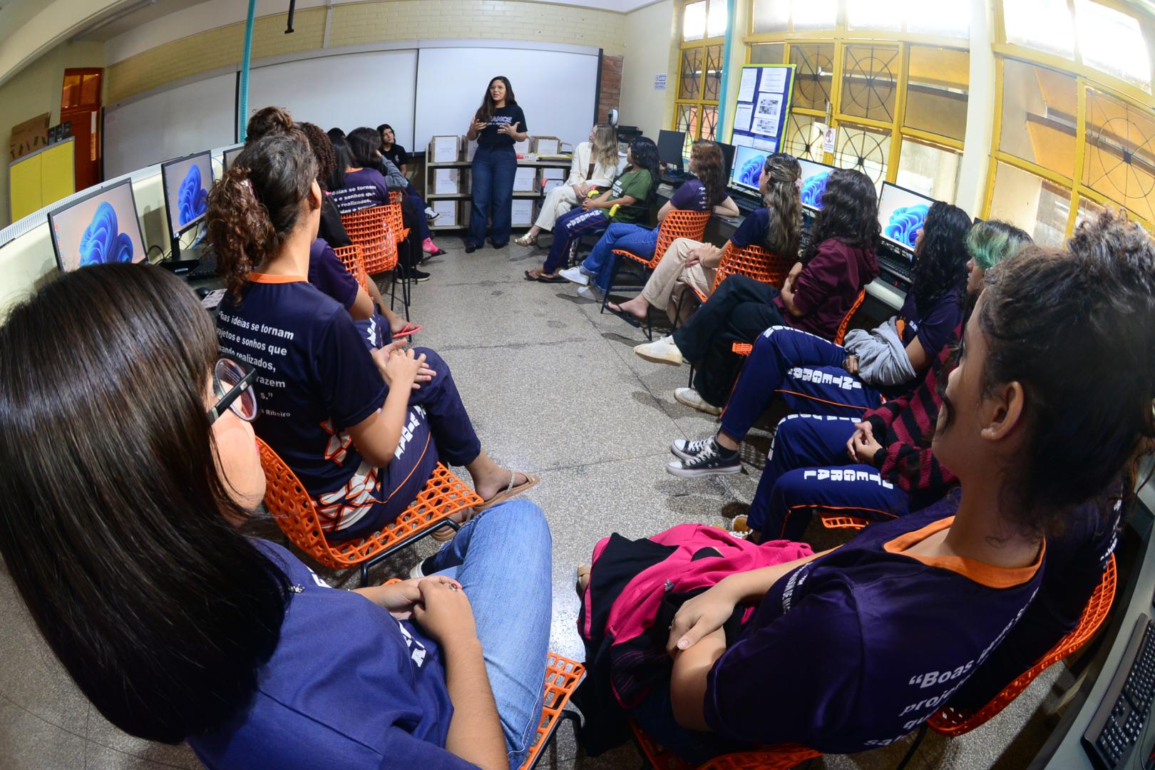 Curso ofereceu mentoria, programação, robótica e reflexão sobre empregabilidade para meninas de 14 a 18 anos da rede estadual