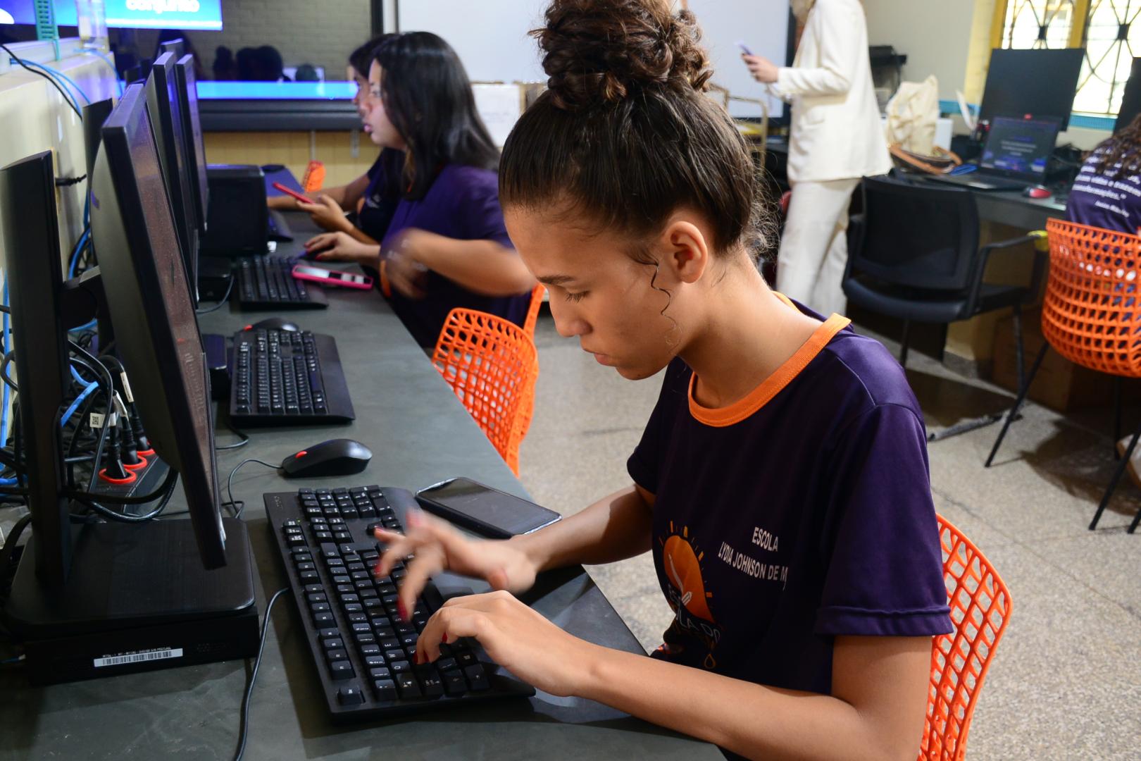 Curso ofereceu mentoria, programação, robótica e reflexão sobre empregabilidade para meninas de 14 a 18 anos da rede estadual