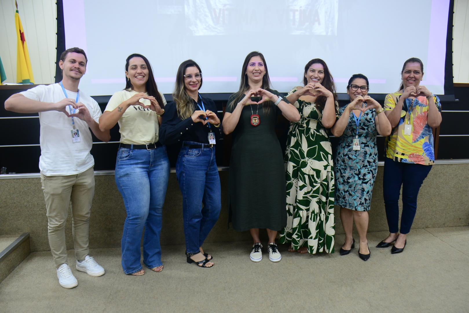 Organizadores e palestrante no Auditório TRT-14 