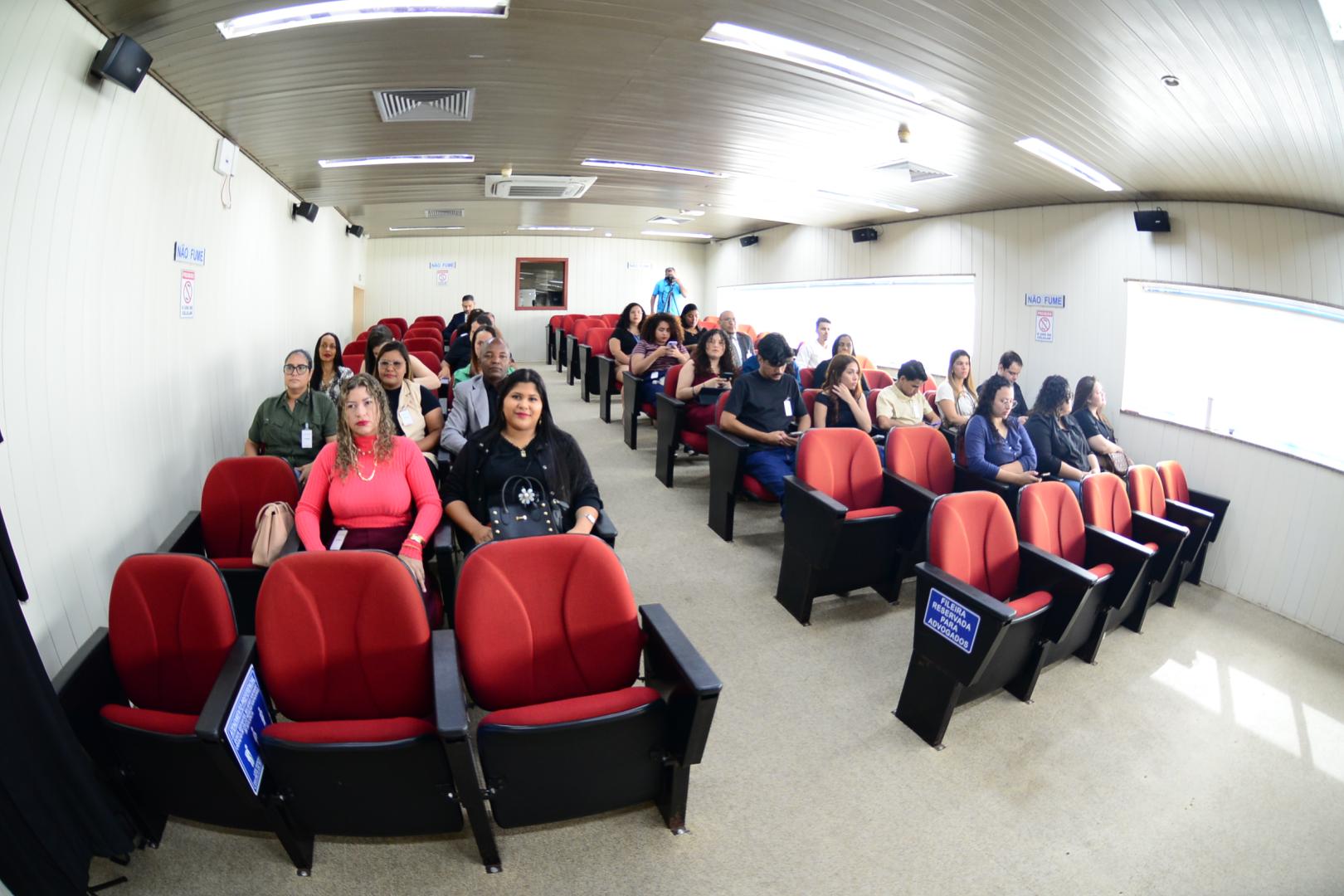 Acadêmicos de Direito em visita institucional ao TRT-14