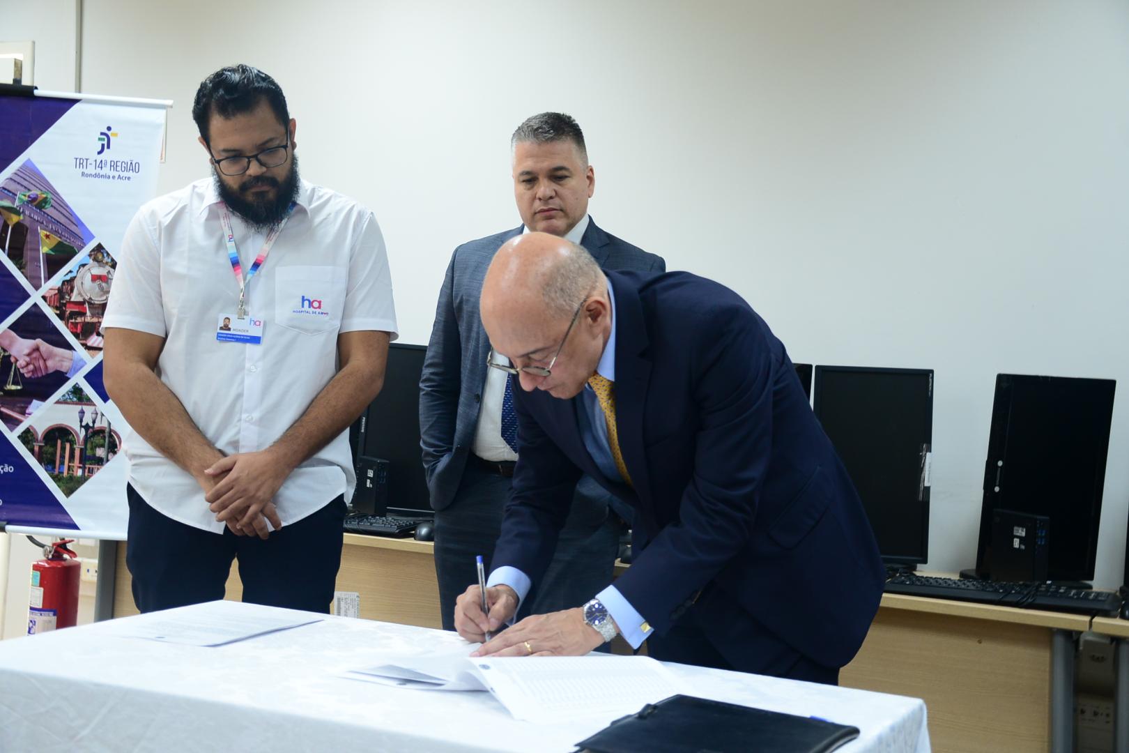 TRT-14 doa equipamentos de informática ao Hospital de Amor da Amazônia